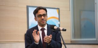 قرقاب: قرار تغيير مجلس إدارة القابضة للاتصالات غير قانوني