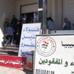 أهالي الشهداء والمفقودين يغلقون مكتب الإدارة الانتخابية في الزاوية