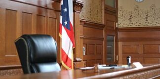 واشنطن بوست: كيف تسبب خطأ الضرّاط في تأجيل محاكمة حفتر؟