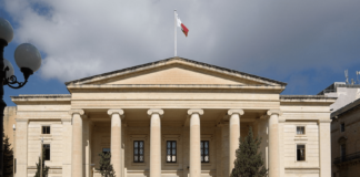 تايمز أوف مالطا: القضاء يدين أشخاصًا من ليبيا ومالطا ومصر هرَّبوا الوقود من ليبيا