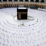 السعودية تعيد التباعد بين المصلين والمعتمرين