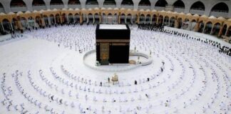 السعودية تعيد التباعد بين المصلين والمعتمرين