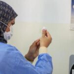 اللجنة العلمية لمكافحة كورونا تشدد على المواطنين أخذ اللقاحات للحدّ من انتشار المتحور