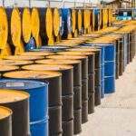 النفط يقترب من 80 دولارا مع تراجع في الإنتاج الليبي بنصف مليون برميل