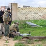 فريق المتفجرات يستخرج ألغاما في “مزرعة الموت” بعين زارة