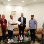 القطراني يشرف على تسليم مرتبات العاملين بشركة الخدمات العامة بنغازي