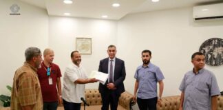 القطراني يشرف على تسليم مرتبات العاملين بشركة الخدمات العامة بنغازي