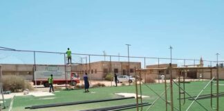 وزارة الرياضة بالحكومة الليبية تشرف على تركيب ملعب خماسي بنادي نجوم كركورة