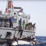 الغارديان: خفر السواحل الليبي يعترض المهاجرين ويعيدهم لليبيا بالتعاون مع سياسيين أوروبيين