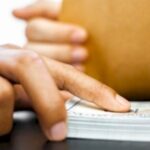 ديلي مافرك: الانقسام السياسي يعيق نمو الدولة والمستفيدون يفرضون استمراره